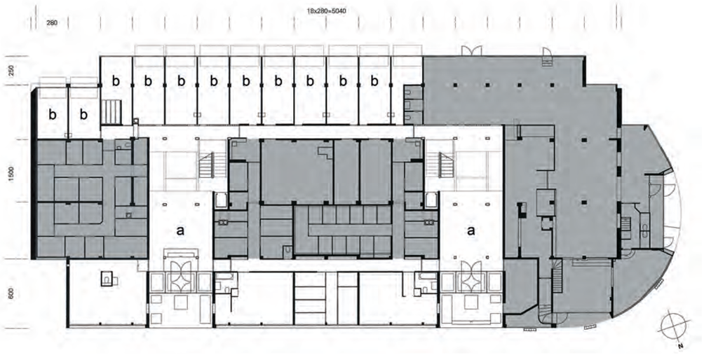 Grundriss eines Gebäudes mit Fluren, Räumen, Treppen und markierten Bereichen 'a' und 'b', Corbusier